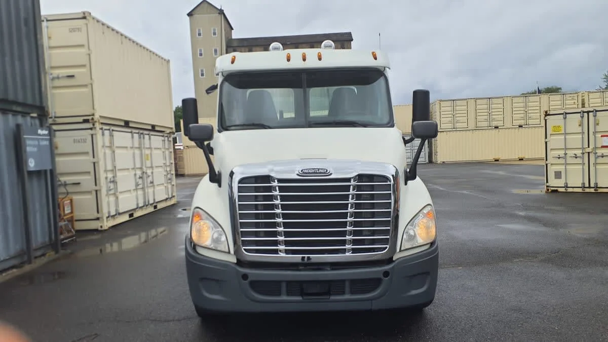 2017 Freightliner Cascadia in Springfield, MA — photo 2