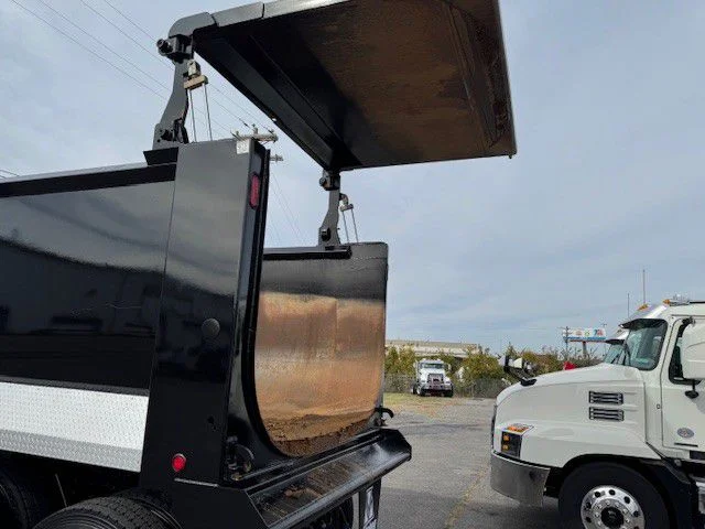 2025 Kenworth T880 - image 15