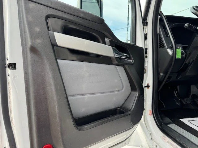2025 Kenworth T880 - image 18