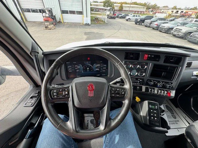 2025 Kenworth T880 - image 25