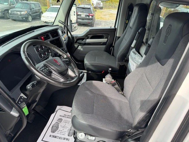 2025 Kenworth T880 - image 19