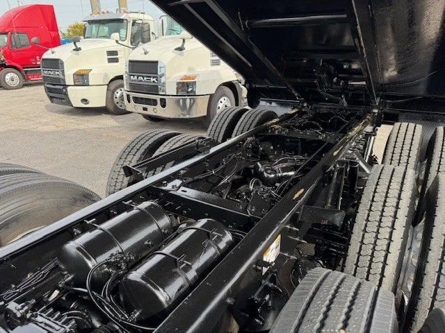 2025 Kenworth T880 - image 11