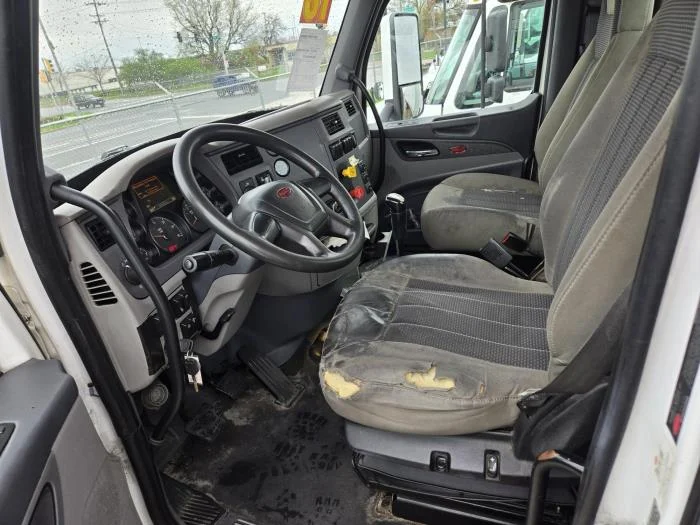 2016 Peterbilt 579 - image 5