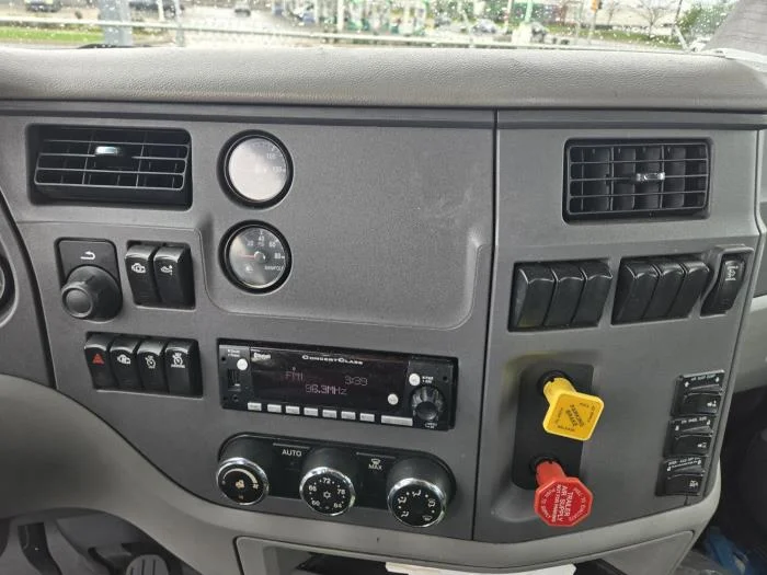 2016 Peterbilt 579 - image 6