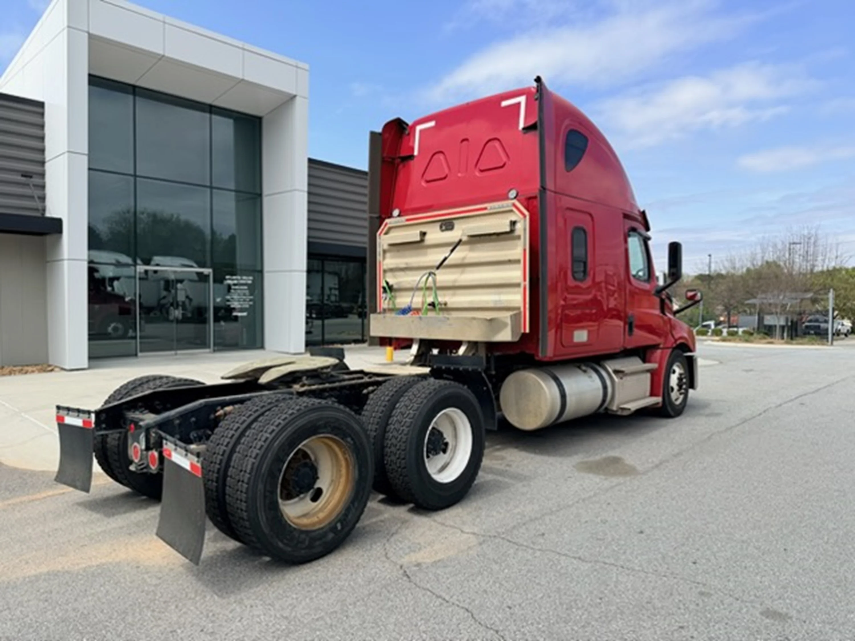 2020 Freightliner Cascadia - image 3