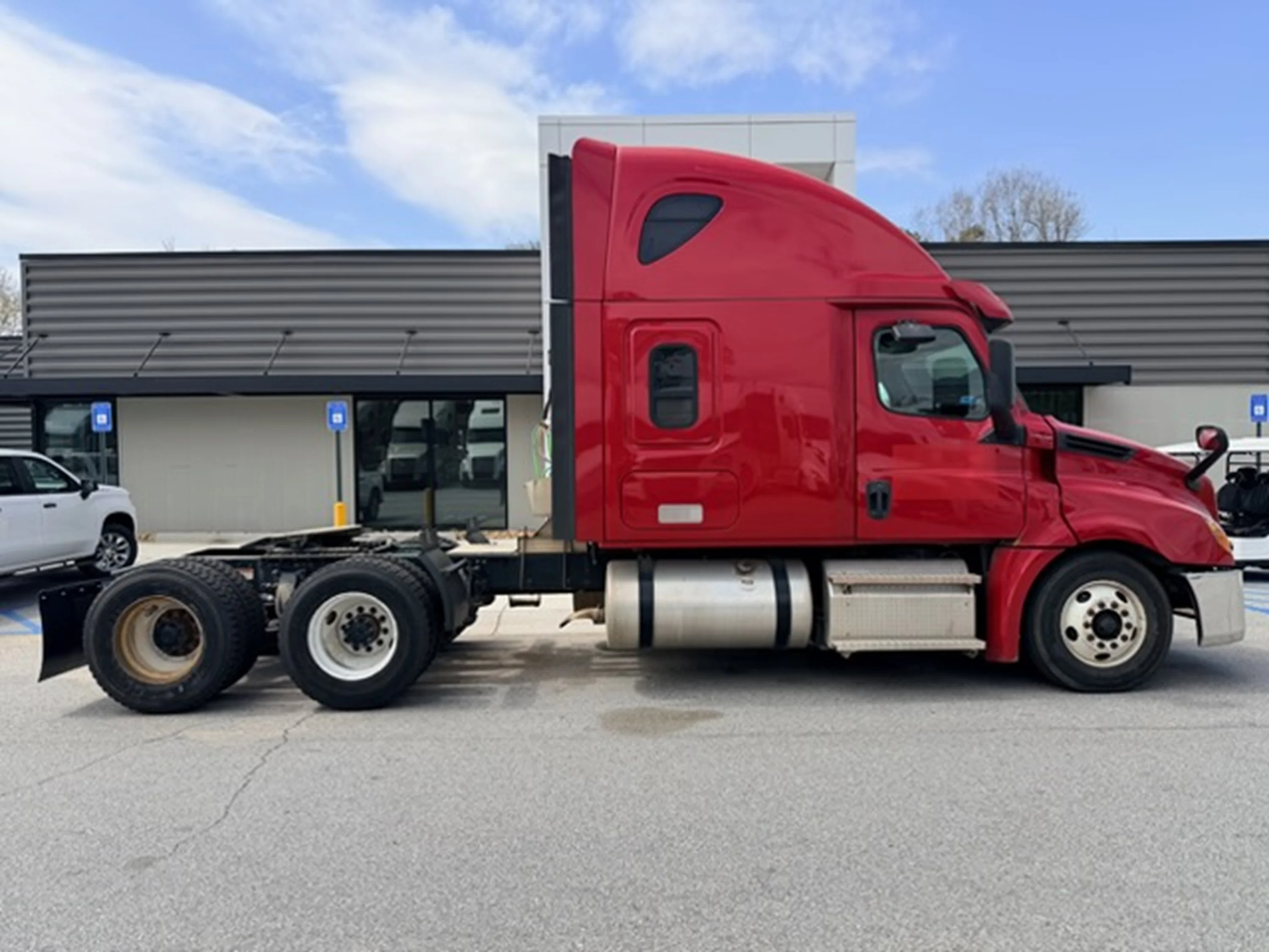 2020 Freightliner Cascadia - image 2