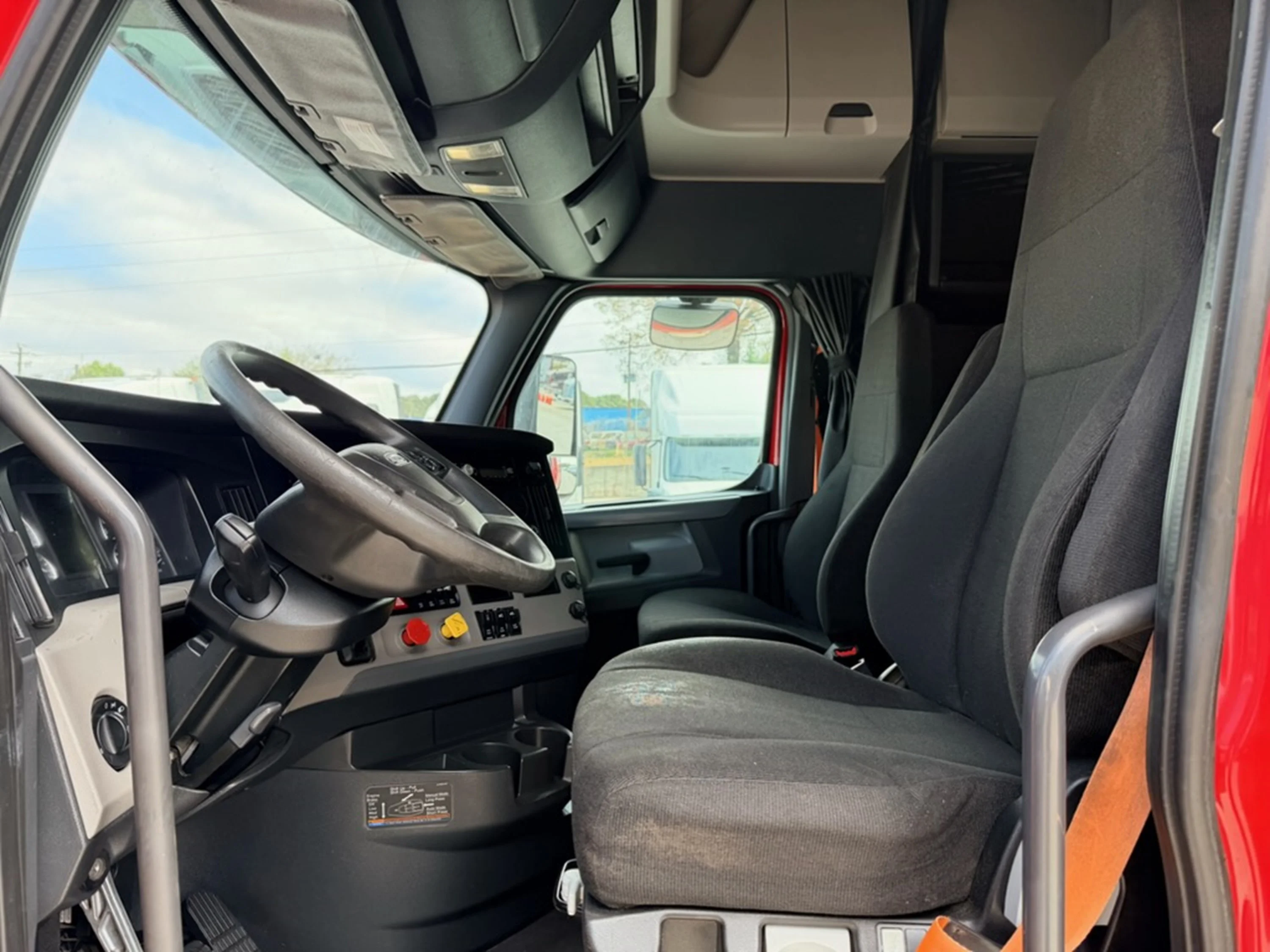 2020 Freightliner Cascadia - image 7