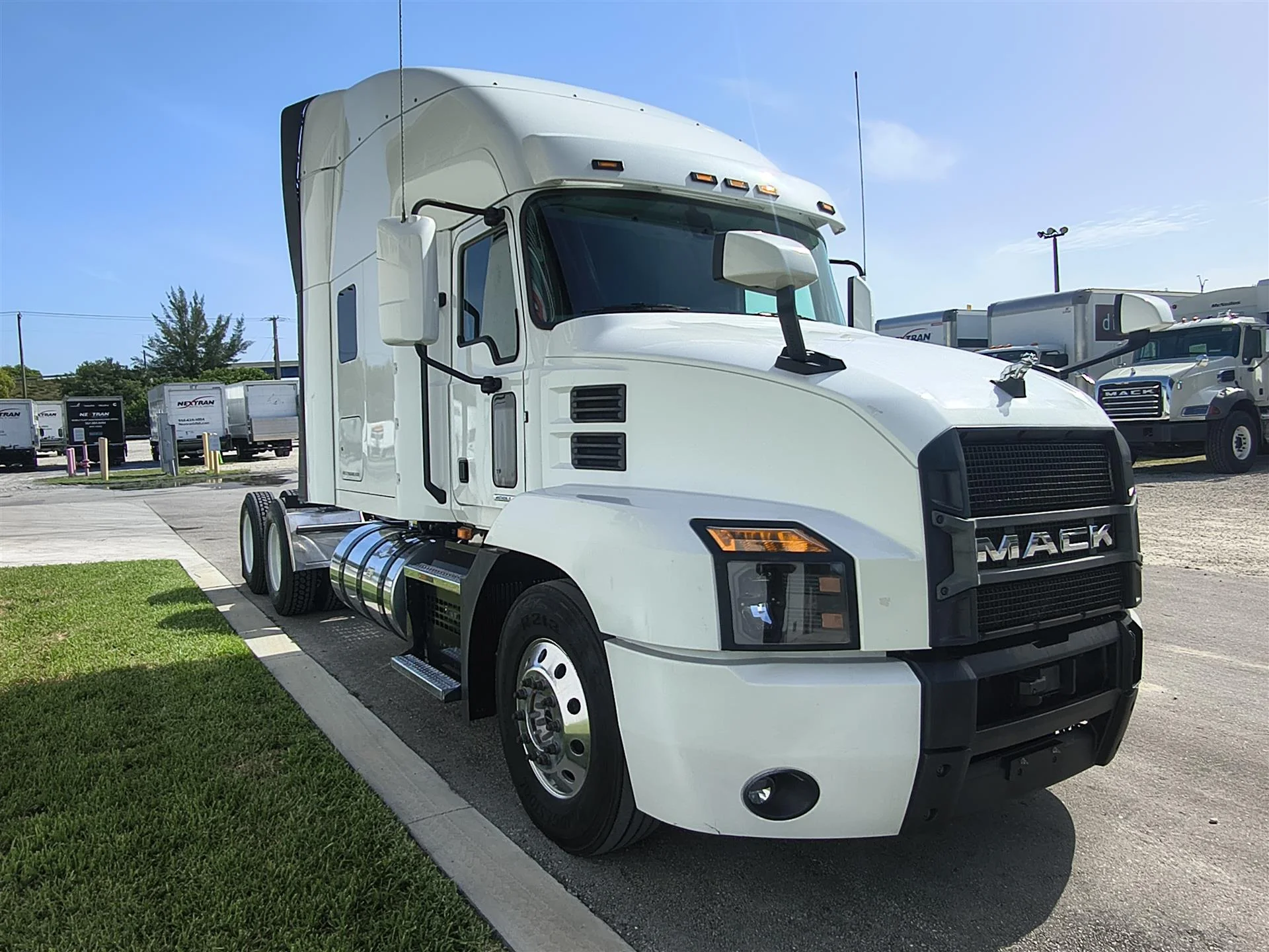 2022 Mack Anthem in Orlando, FL — photo 3