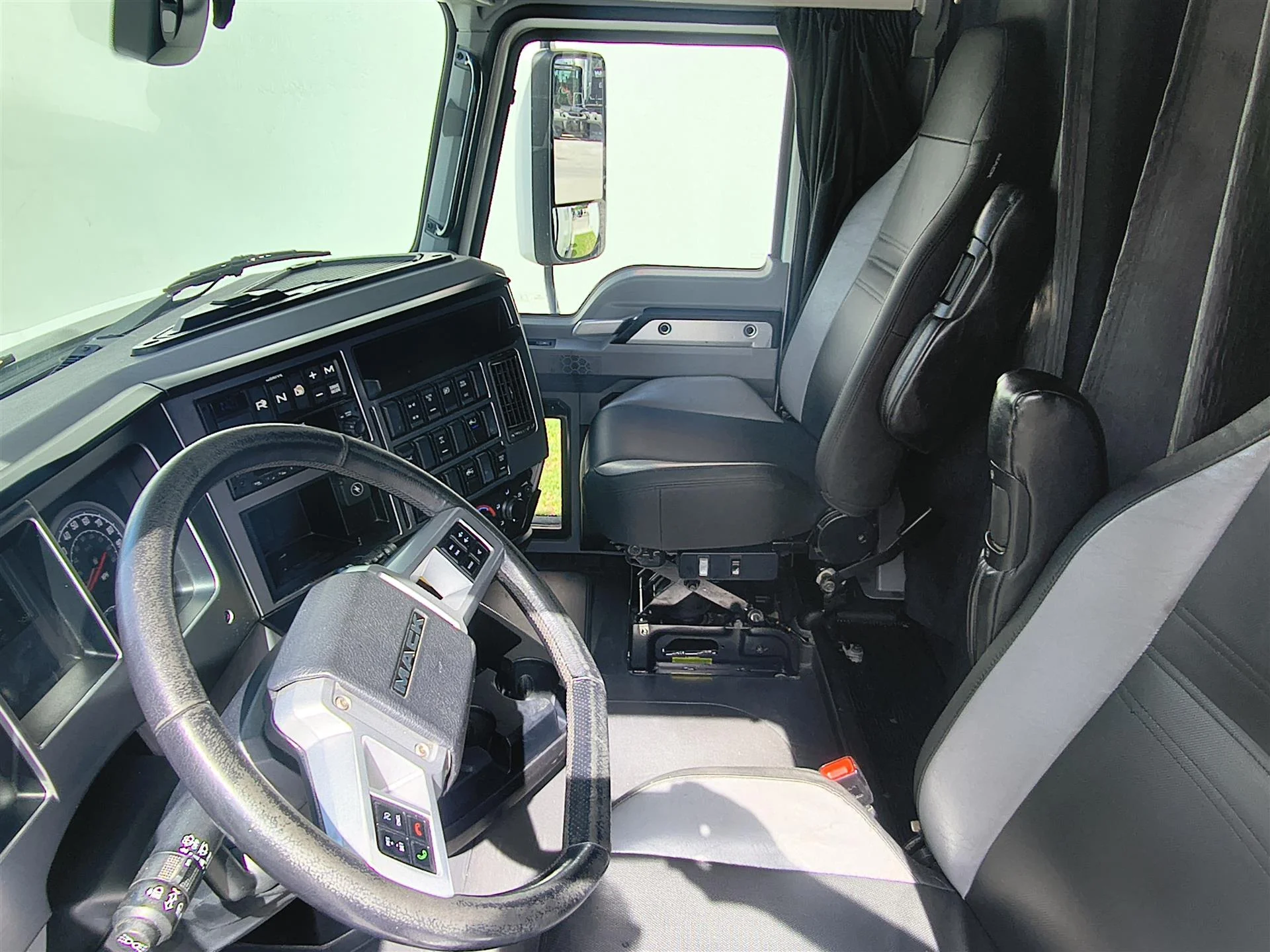 2022 Mack Anthem in Orlando, FL — photo 10