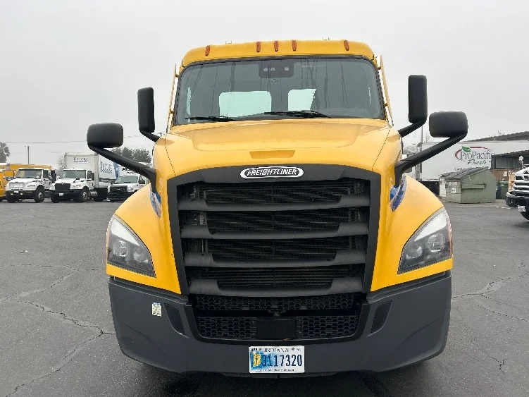 2022 Freightliner Cascadia - image 2