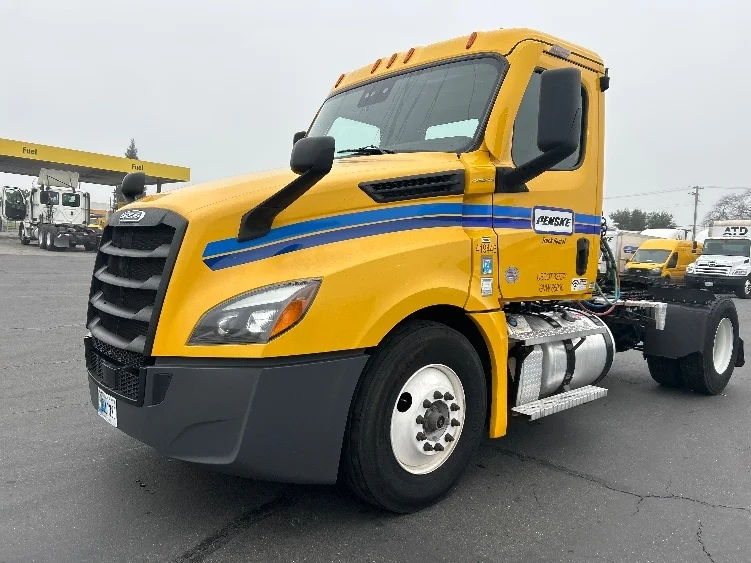2022 Freightliner Cascadia - image 3