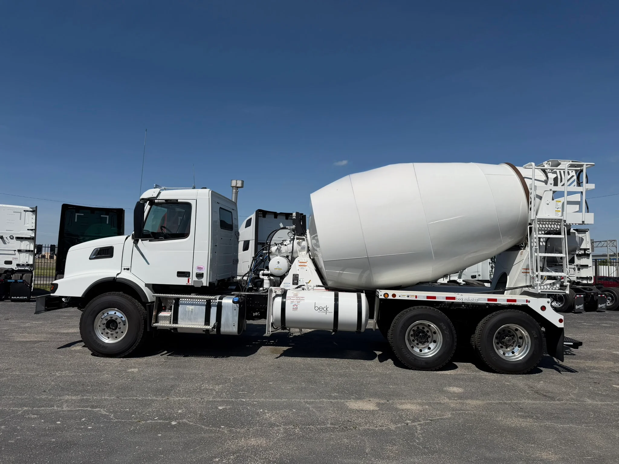 2026 Volvo VHD 300 in Fort Worth, TX — photo 6
