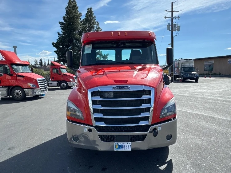 2019 Freightliner Cascadia in West Sacramento, CA — photo 2