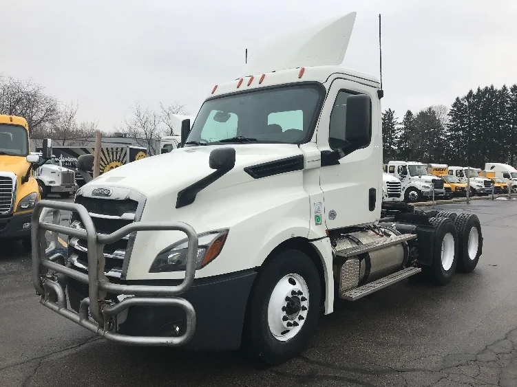2019 Freightliner Cascadia in Pewaukee, WI — photo 3