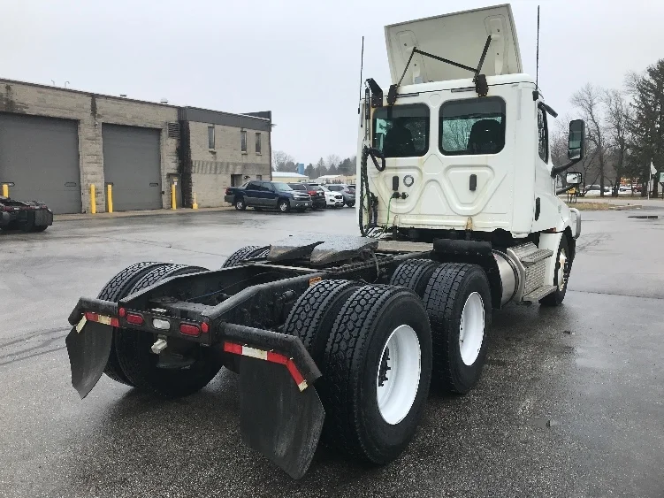 2019 Freightliner Cascadia in Pewaukee, WI — photo 7