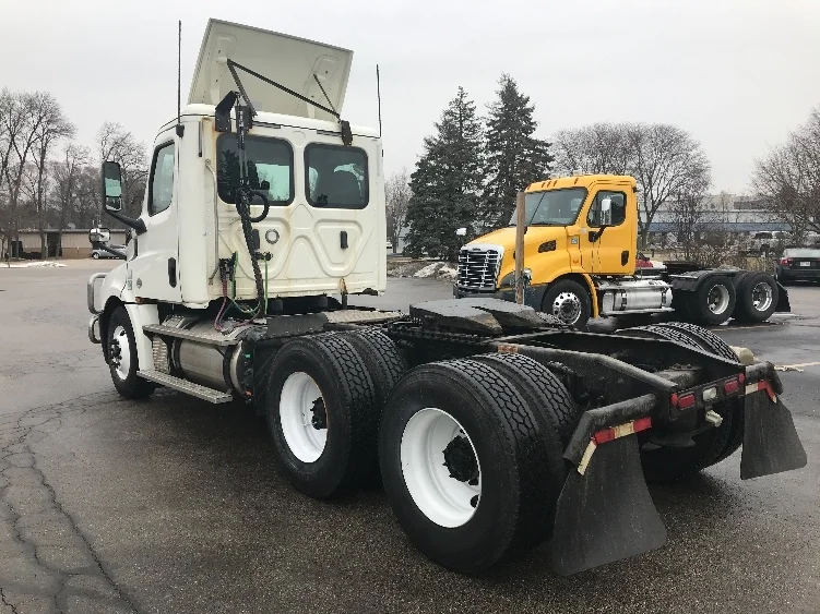 2019 Freightliner Cascadia in Pewaukee, WI — photo 5
