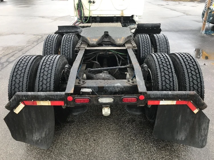 2019 Freightliner Cascadia in Pewaukee, WI — photo 6