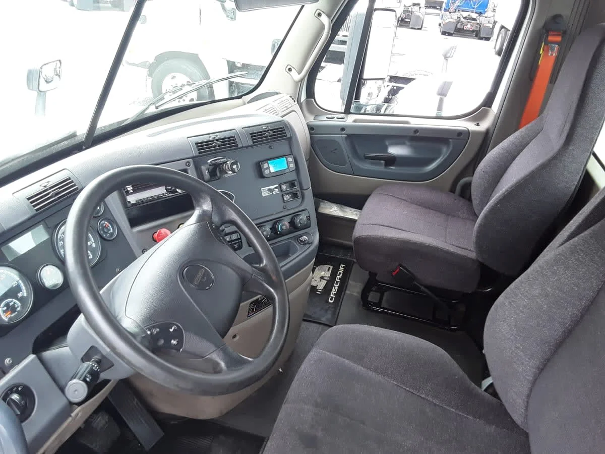 2018 Freightliner Cascadia - image 7