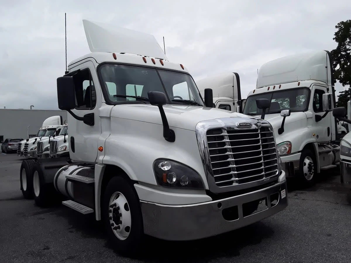 2018 Freightliner Cascadia - image 3