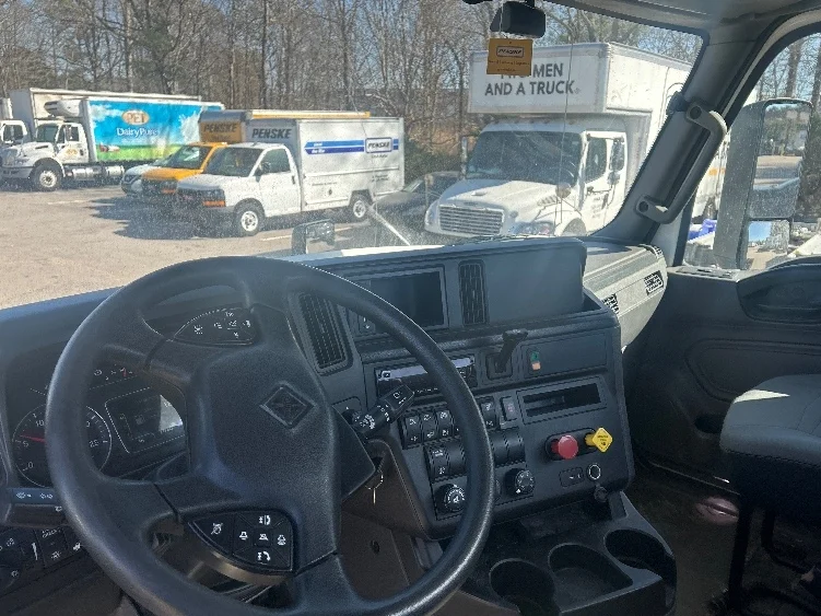 2019 International LT - image 10