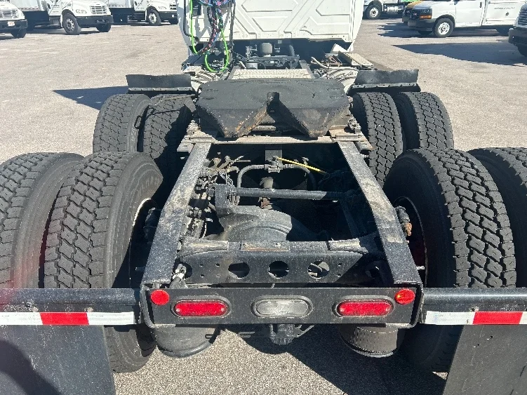 2019 International LT - image 6