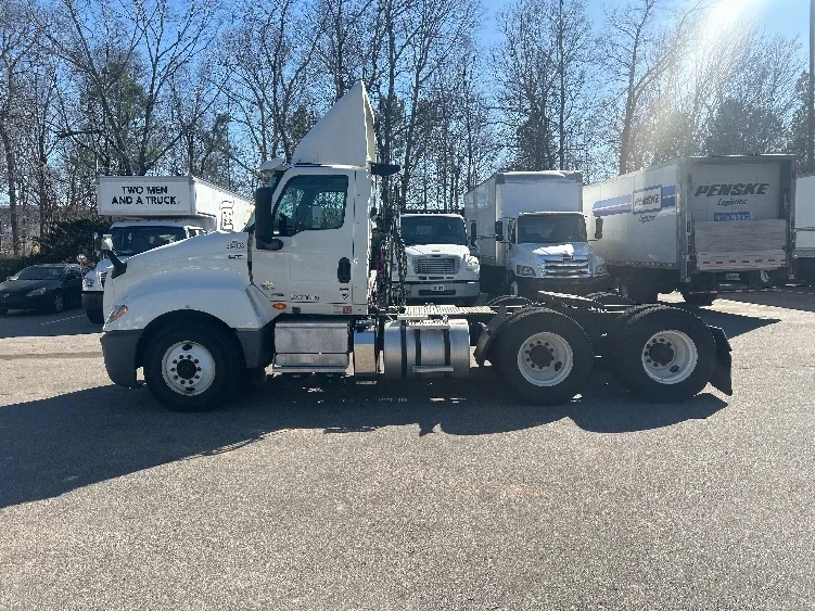 2019 International LT - image 4