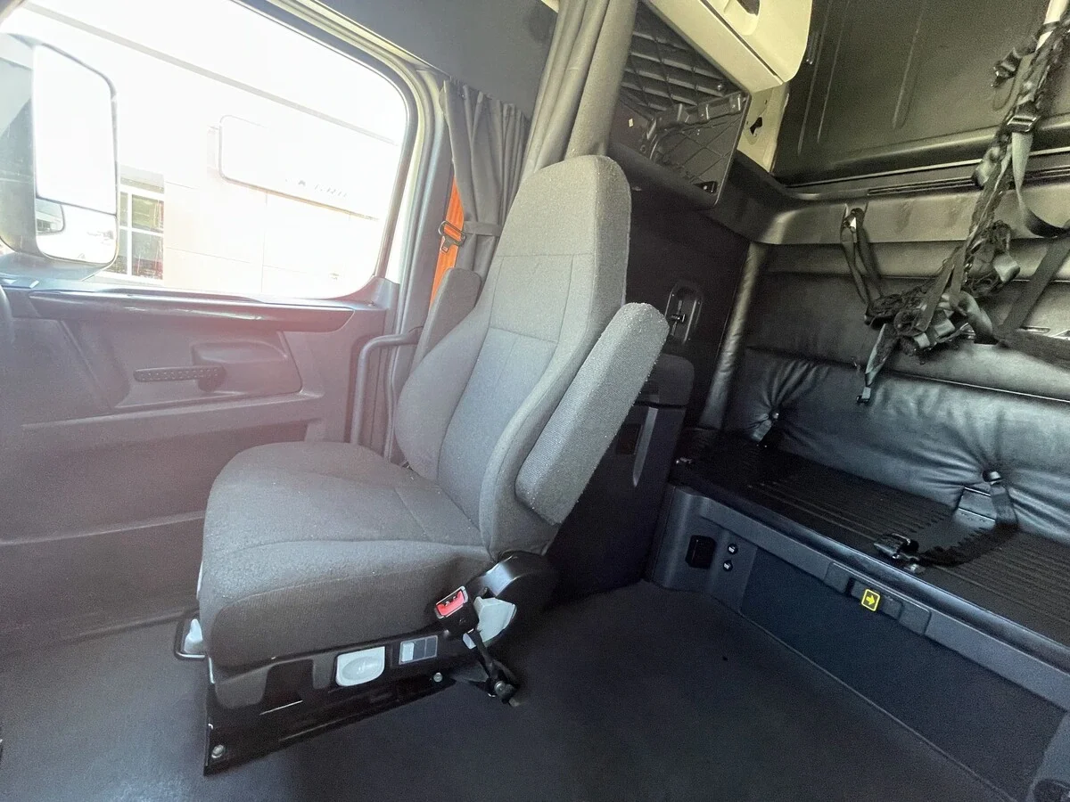 2024 Freightliner Cascadia - image 12