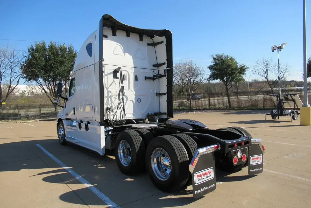 2025 Freightliner Cascadia - image 3