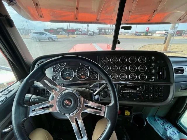 2021 Peterbilt 389 - image 15