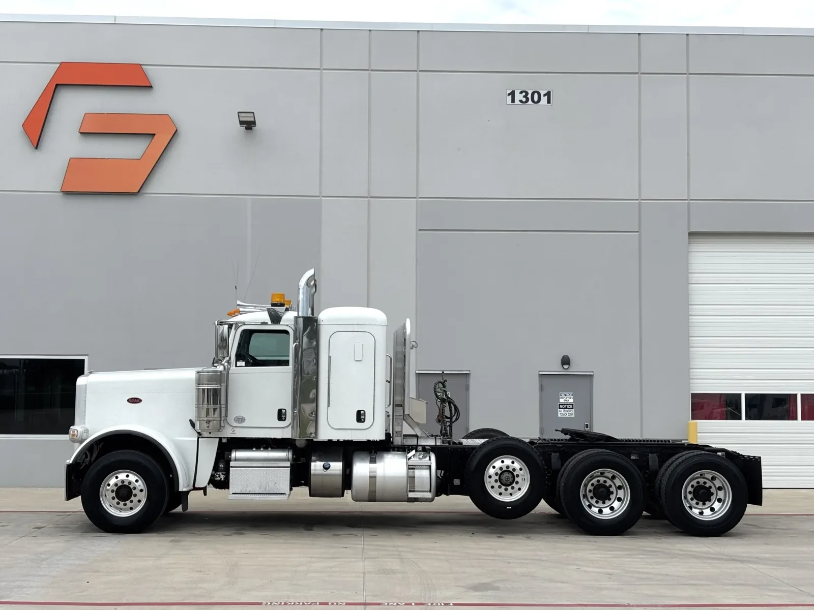2021 Peterbilt 389 - image 4