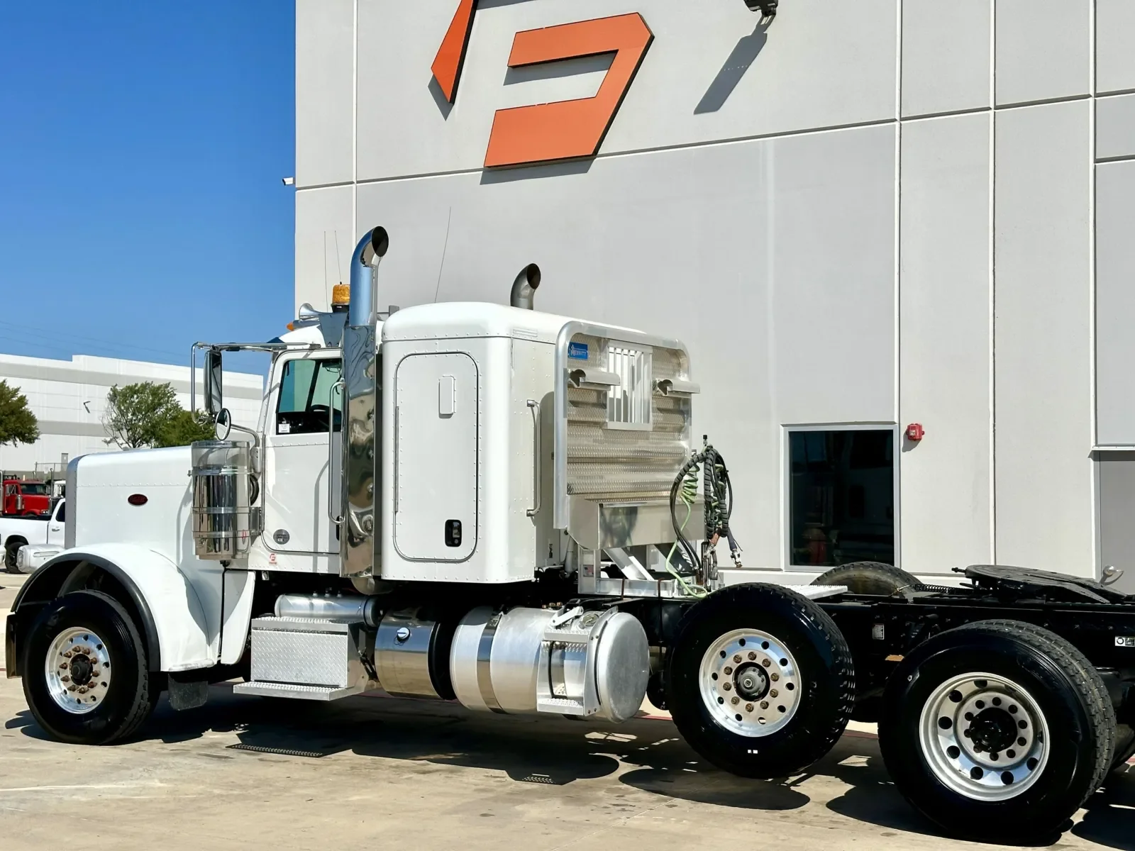 2021 Peterbilt 389 in Hutchins, TX — photo 8