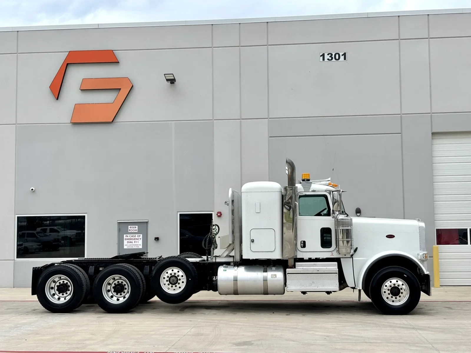 2021 Peterbilt 389 - image 3