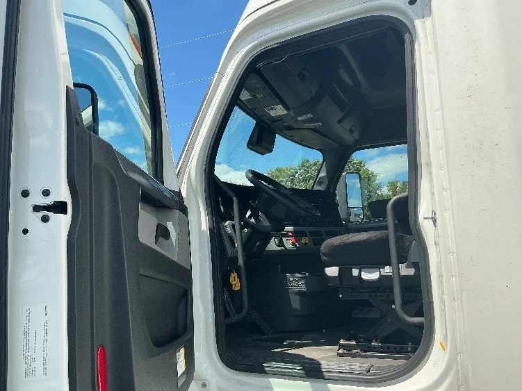2022 Freightliner Cascadia in Atlanta (Forest Park), GA — photo 9