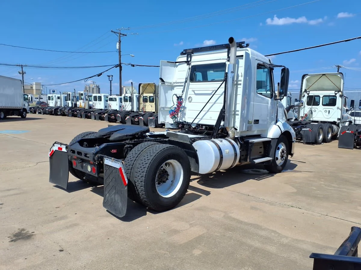2019 Volvo VNL 860 in Dallas, TX — photo 4