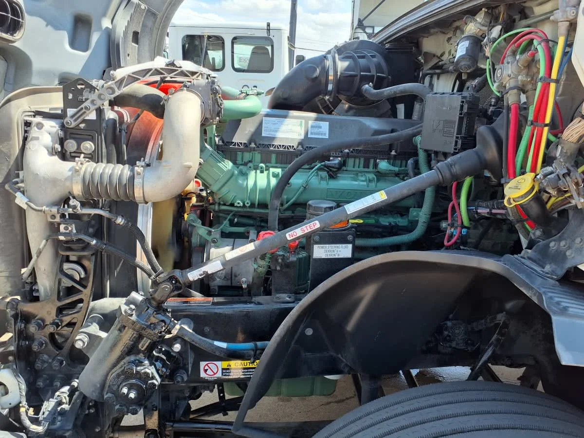 2019 Volvo VNL 860 in Dallas, TX — photo 8