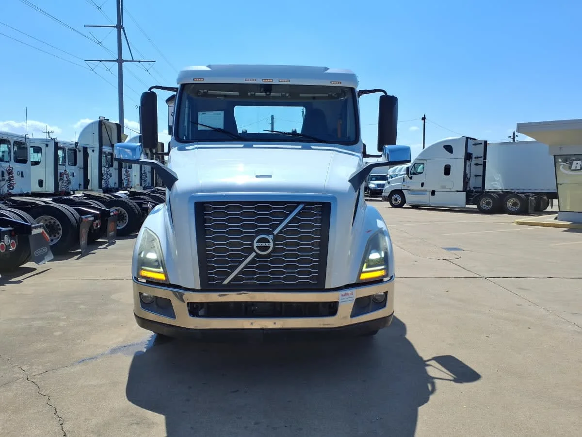 2019 Volvo VNL 860 in Dallas, TX — photo 2