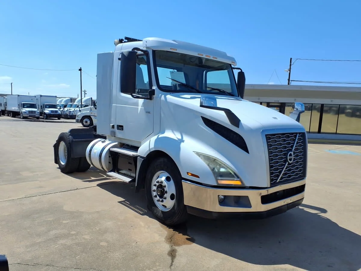 2019 Volvo VNL 860 in Dallas, TX — photo 3