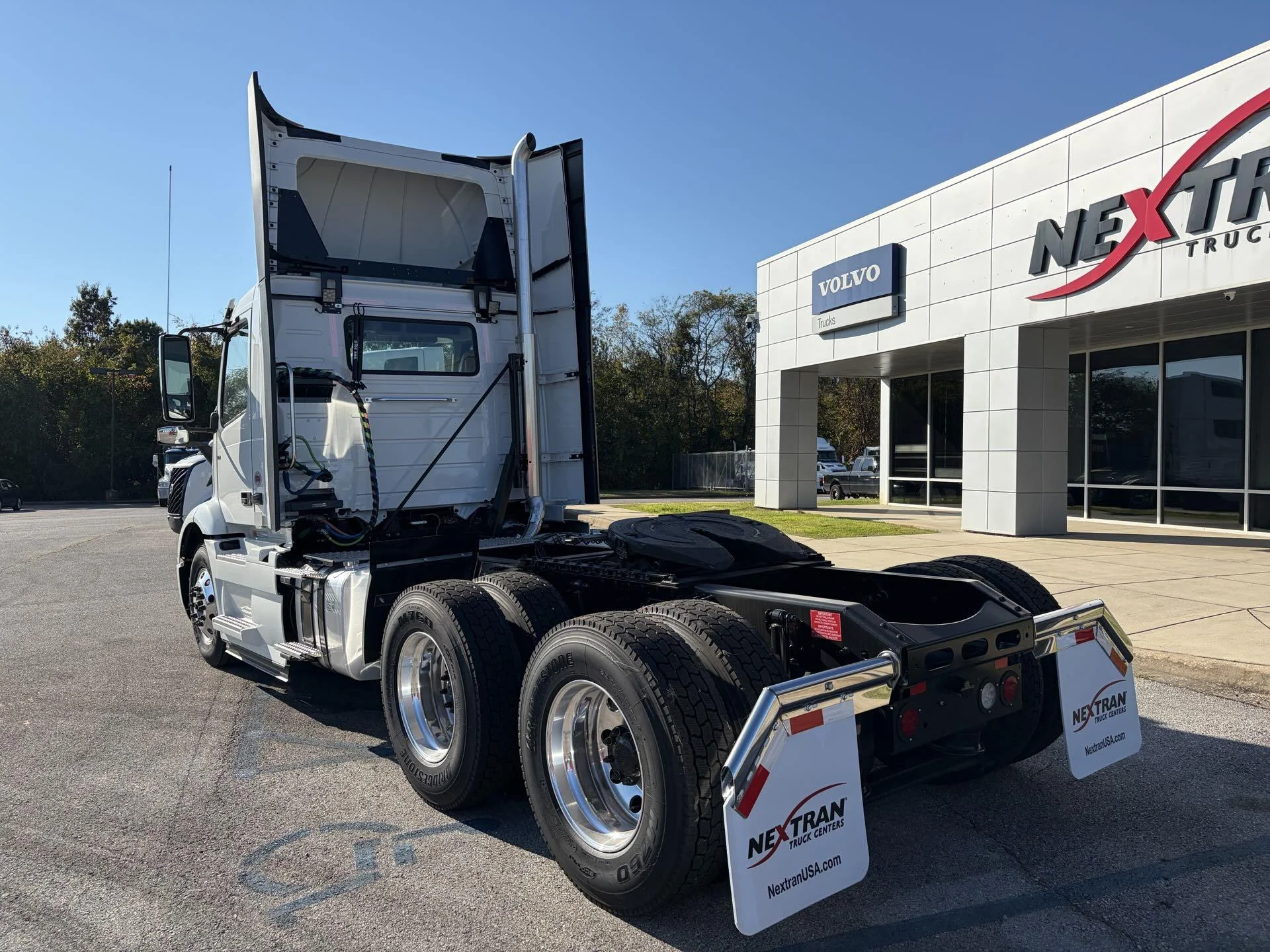 2026 Volvo VNR 640 - image 4