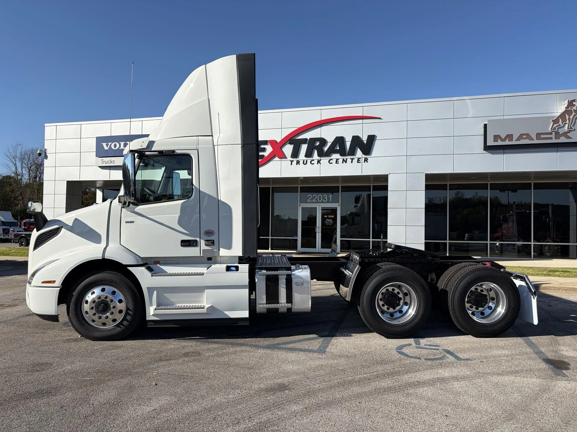 2026 Volvo VNR 640 - image 3