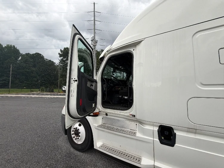 2020 Freightliner Cascadia in Atlanta (Forest Park), GA — photo 9