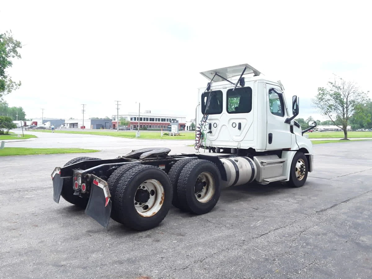 2020 Freightliner Cascadia in Hilliard, OH — photo 4