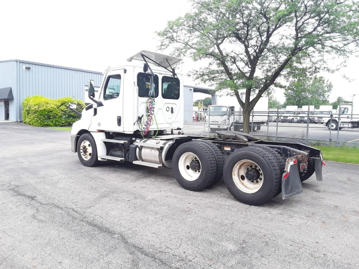 2020 Freightliner Cascadia in Hilliard, OH — photo 6