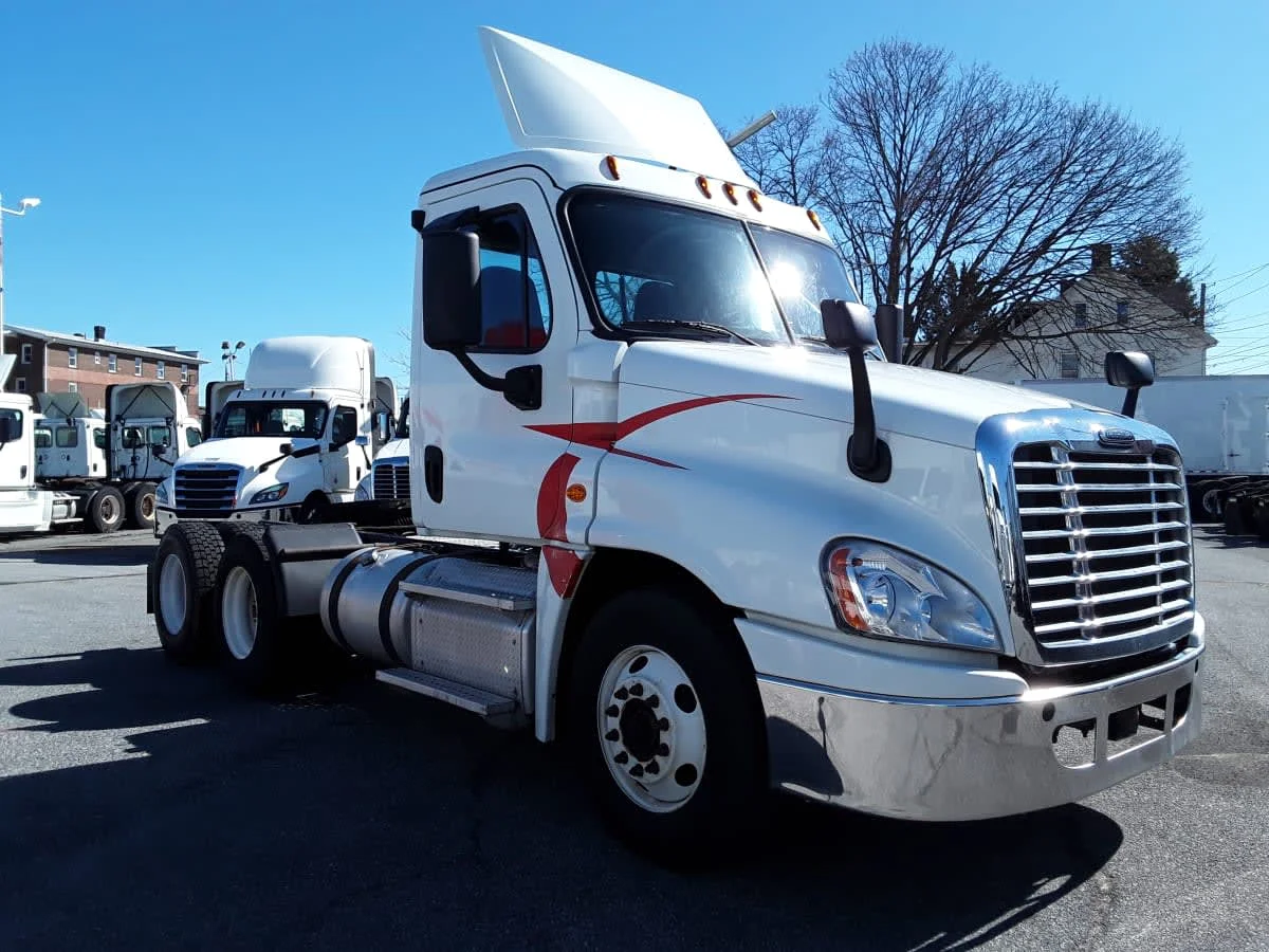 2019 Freightliner Cascadia - image 3