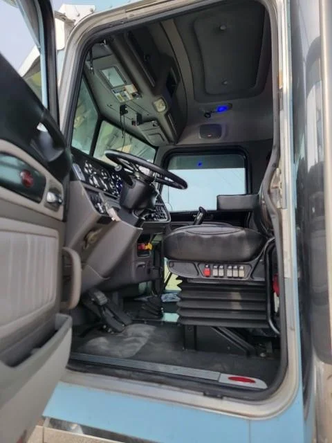 2021 Peterbilt 389 - image 18