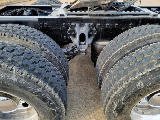 2021 Peterbilt 389 - image 17