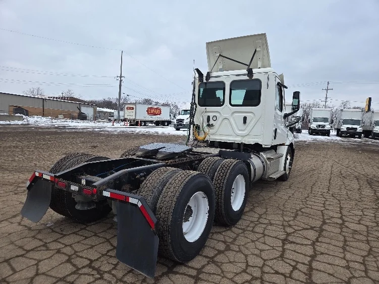 2020 Freightliner Cascadia - image 7
