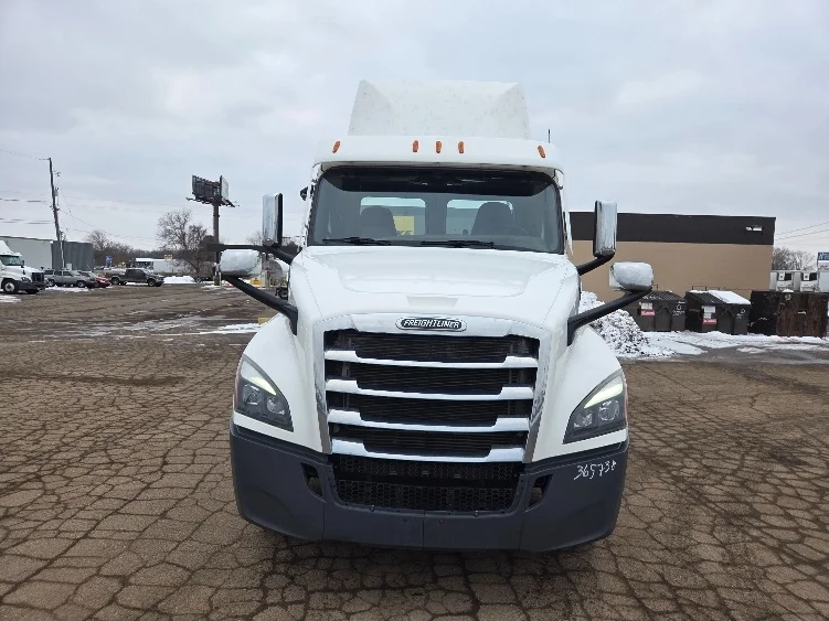2020 Freightliner Cascadia - image 2