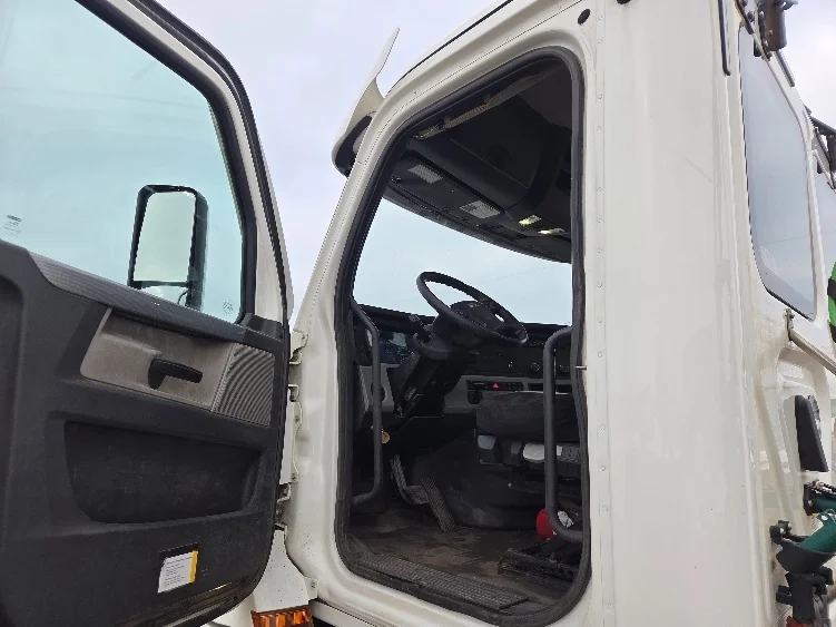 2020 Freightliner Cascadia - image 9