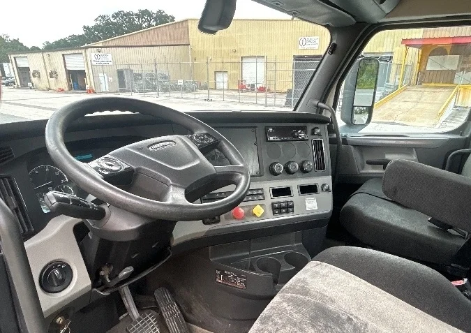 2019 Freightliner Cascadia in Pensacola, FL — photo 10