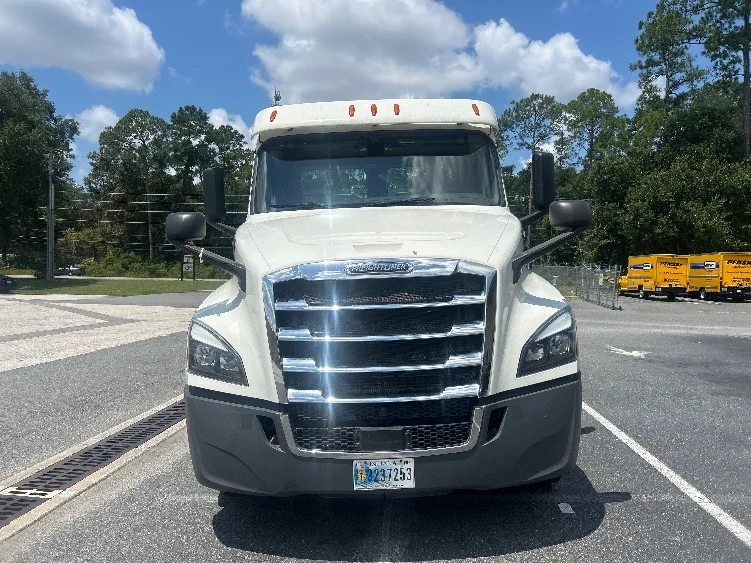2019 Freightliner Cascadia in Pensacola, FL — photo 2